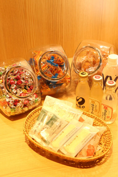 ソフトドリンクとお菓子のフリーサービスを実施