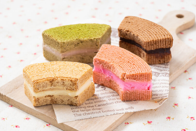 看板のバウムクーヘンをアレンジした『ラスクのクリームサンド』 （各324円）