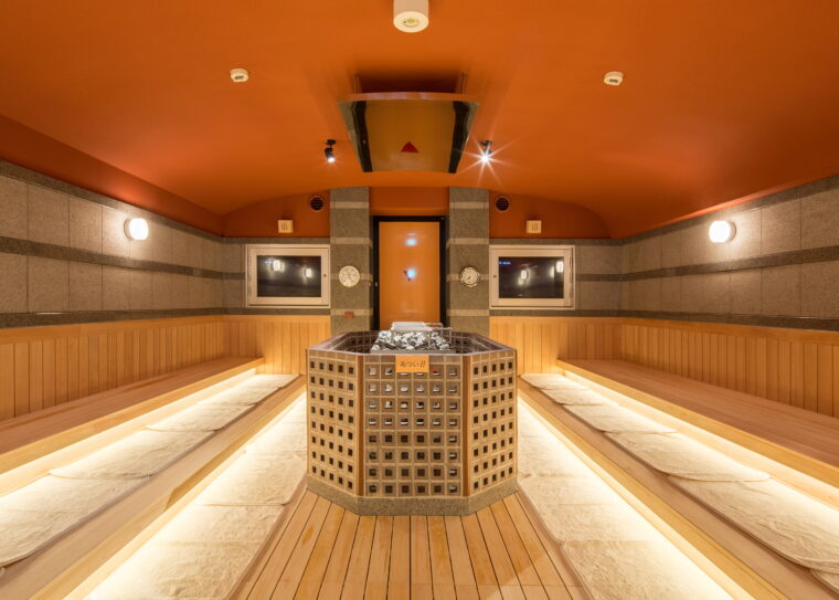 灼熱ロウリュウが行なわれるサウナ室・健汗房