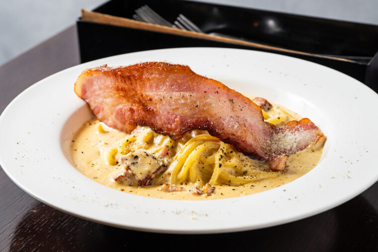 『特大ベーコ ンのカルボナーラ』（1,738 円）