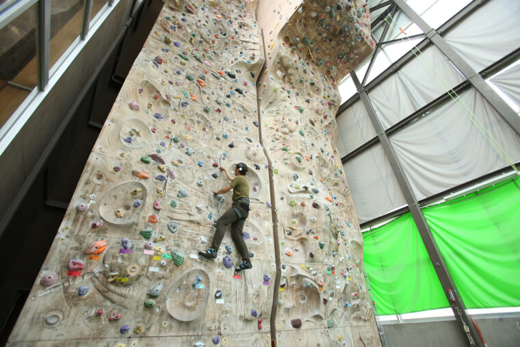 高さ13メートルのクライミングウォール。経験者はいつでも利用可能