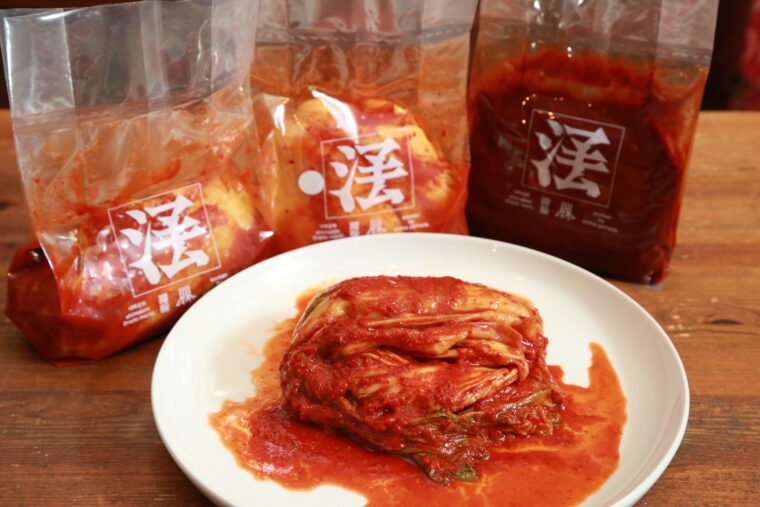 『シマキム 白菜500g』（1,880円）。写真右奥は『シマキムオリジナルヤンニョム300g』（1,580円）