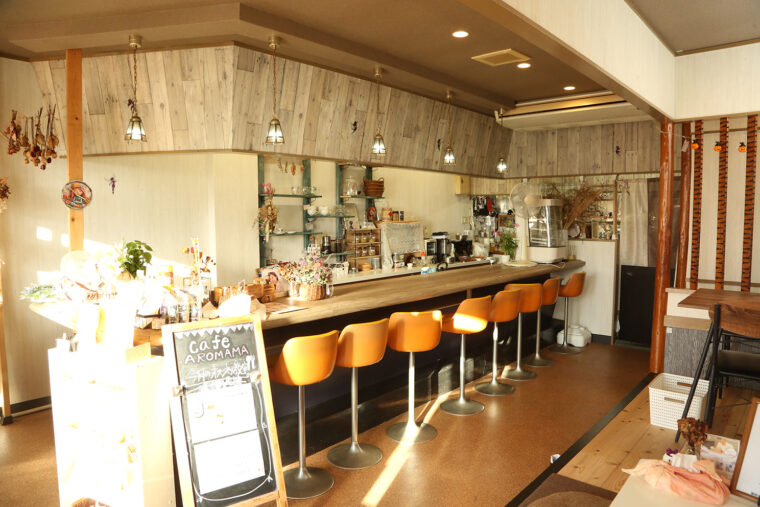 店内。ハーブ教室の生徒さんとともに作ったとか