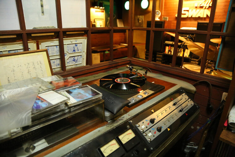 重厚感ある台はここに店を構えて以来使い続けられているもの！