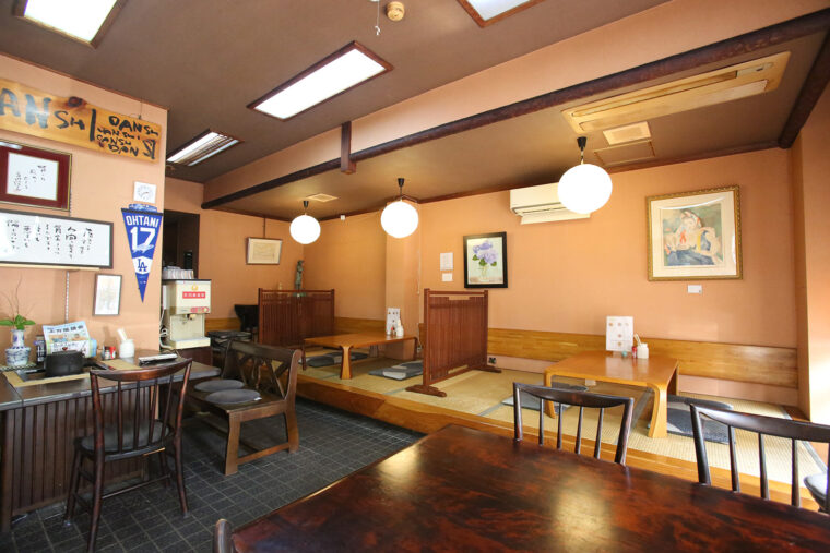 店内。小上がり席とテーブル席がある