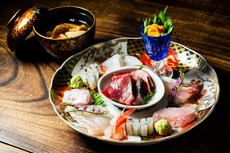 約8品の刺身を華麗に盛り付けた『造り盛合せ（小）』（2,500円）