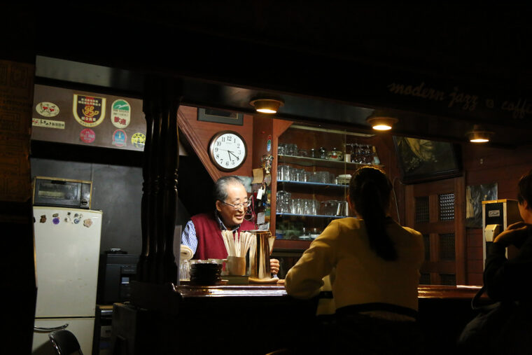 カウンター奥にいるのがマスター・和田さん