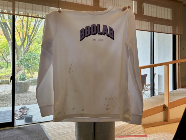 【撮影の裏話】庭園を元気に駆け回るワンちゃんをお子さんが抱き上げるたび、Tシャツのすそが土まみれに。記事内では穏やかな写真に見えますが、実際はどろんこバトルのようでした