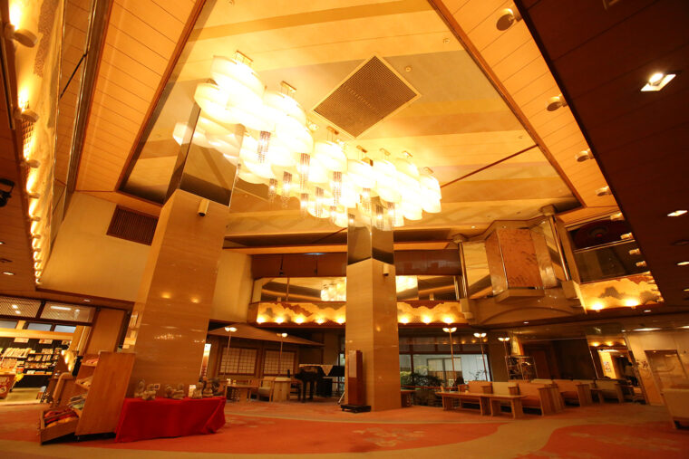 豪華なロビー。フリーラウンジではドリンクを飲んでひと息つくことができます