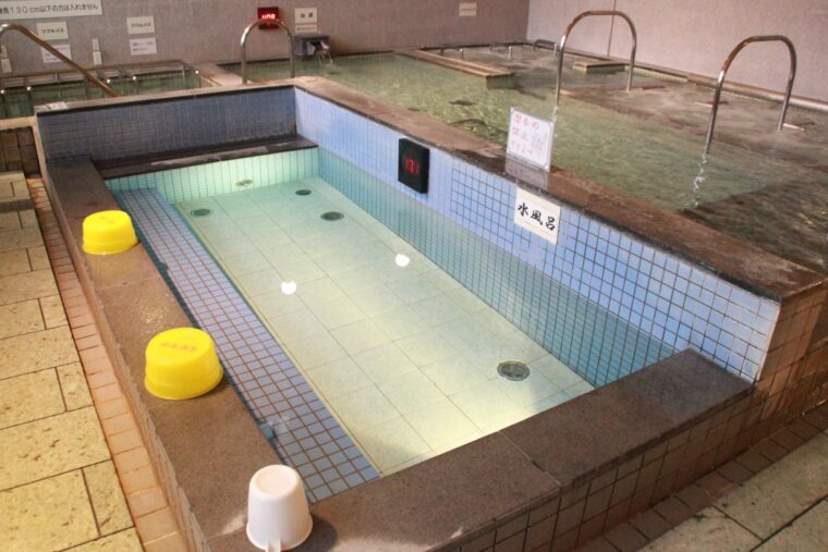チラー付き水風呂の温度は15度に保たれている