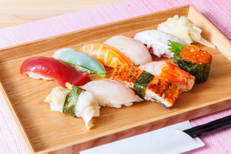 『握り鮨10貫（飛鳥）セット』（3,700円）。タラ汁、デザート、コーヒー付き