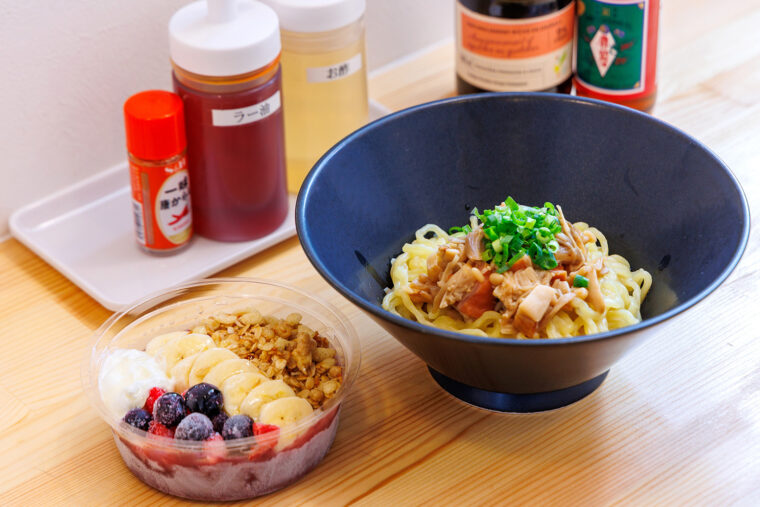 『発酵アサイーベリー×ギリシャヨーグルト』（左・1,300円）と『ベーコンときのこの油そば』（右・並950 円）