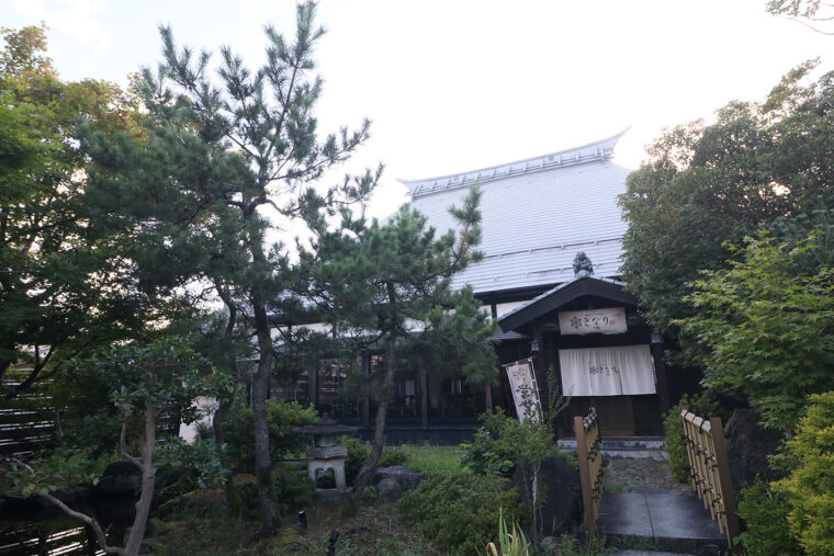 お店は立派な庭園の先に建つ、趣ある建物