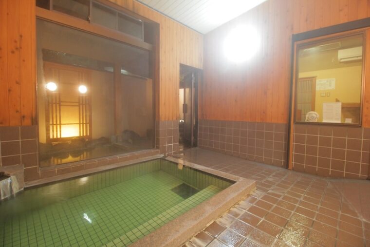 源泉貸切風呂・一の湯。内湯と露天風呂で構成されている