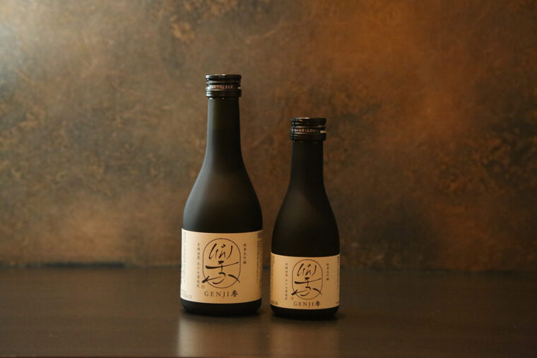 GENJI香フロアの各室の冷蔵庫には王紋酒造が 手掛けた『GENJI香純米大吟醸』（写真右・ 180ml）が！　売店でも販売しています　