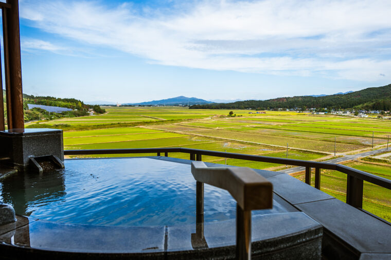 柘榴の展望露天風呂。眼下の田園風景を独り占めした気分に！