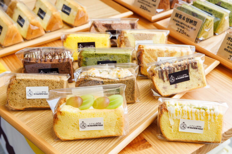 期間限定の『フルーツサンド（シャインマスカット）』（写真手前・400円）