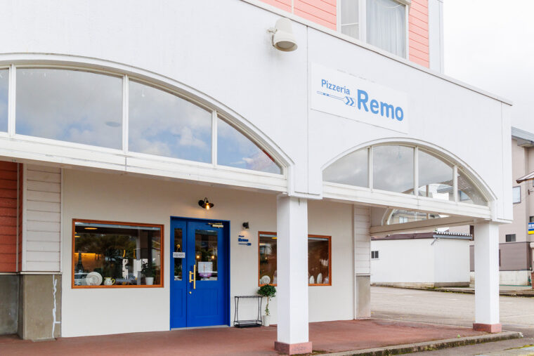 白壁に、地中海を思わせるブルーを取り入れた外観