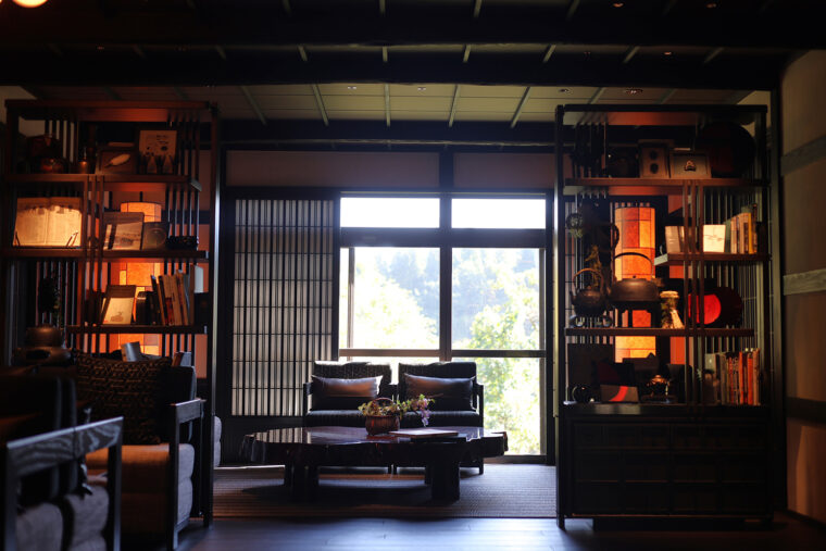 リードを付ければ、ロビーでもペットと一緒にゆったり過ごせる