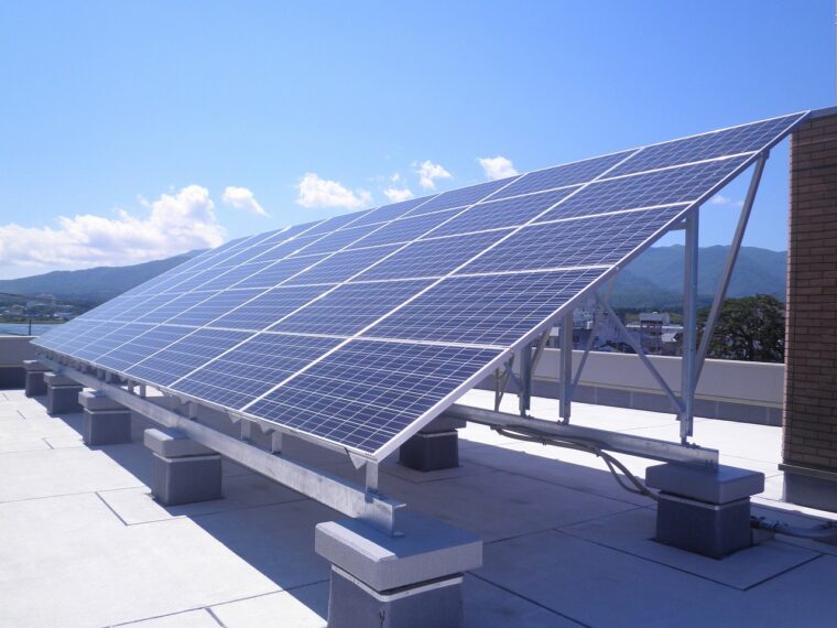 本社ビルの屋上に太陽光パネルを設置。社屋で使用する電力を自家発電で補っている