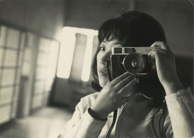渡米前の久保田成子　1964年頃　 Courtesy Shigeko Kubota Video Art Foundation
