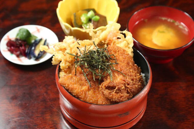 『天カツ丼』（1,300円）。味噌汁、漬物、小鉢が付く