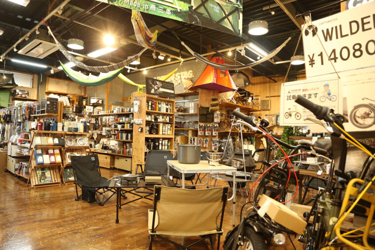 約990平方メートルある広い店内には3万点以上の商品がズラリ