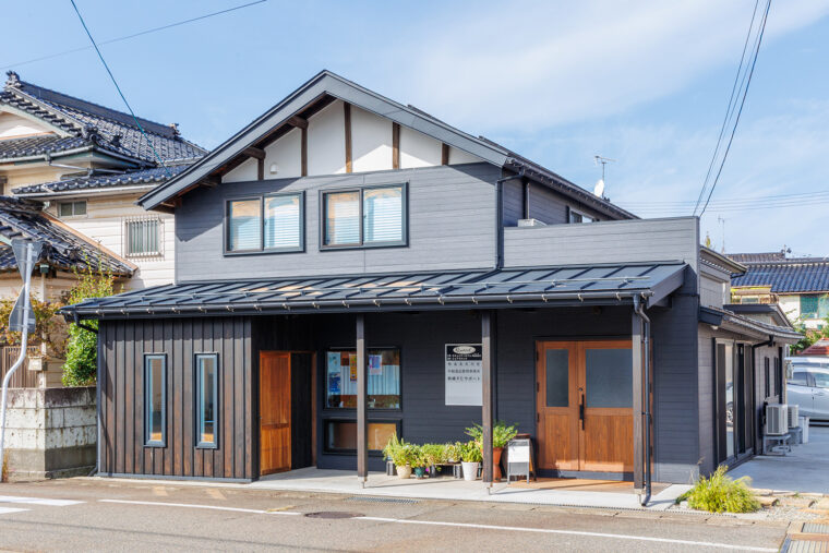 柏崎常盤高校の向かいに位置する