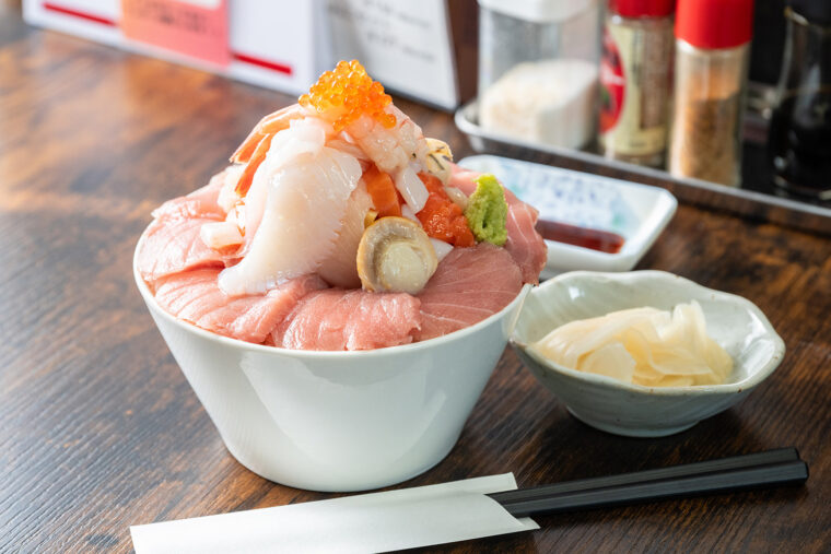 新鮮な魚介が山のように盛られた『スペシャル海鮮丼』（1,480円）は満足感大！