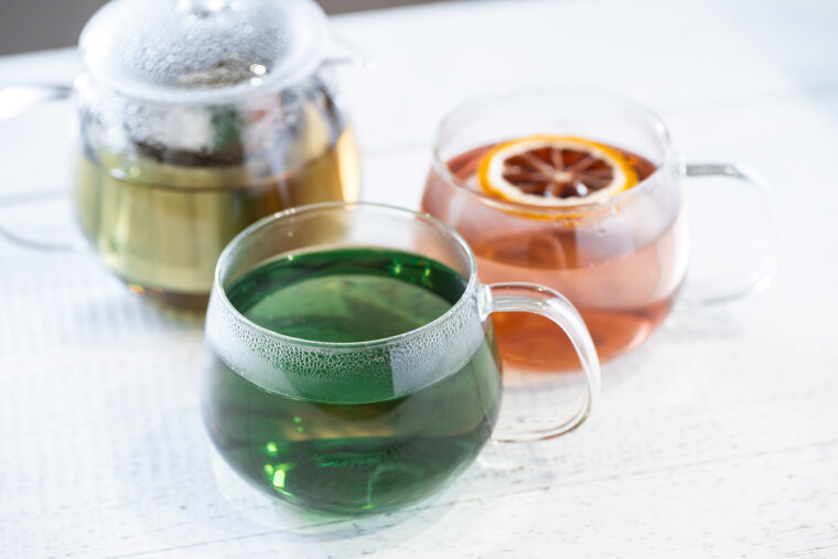 レモンを入れる前と後のハーブティー。見た目も味もガラリと変わる。 いれ方や茶葉の割合によっては、色づきが変わる場合あり