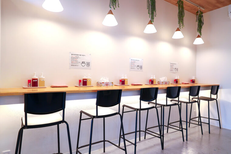 おしゃれな店内。カウンターのみで構成