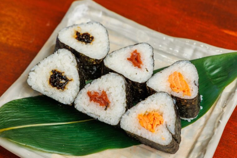 写真は左から昆布の佃煮、梅干し、焼き鮭