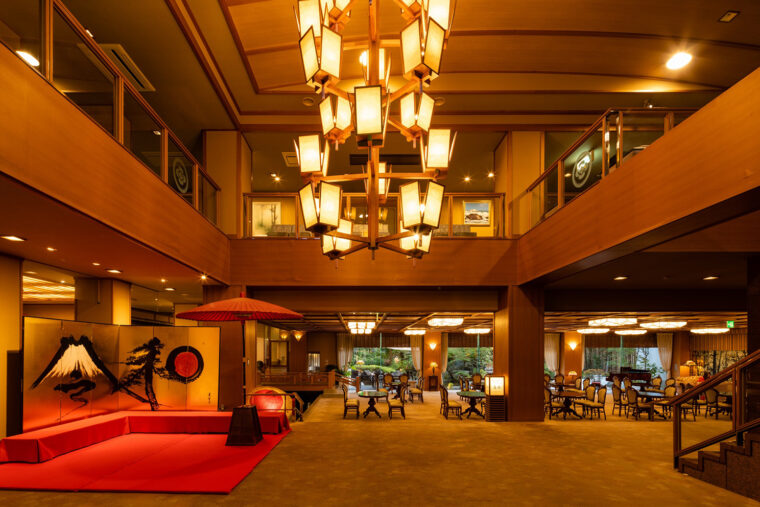 とっても広いロビー！ピアノの生演奏をここで聴くことができます