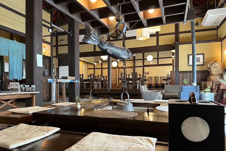 囲炉裏のある和の空間でイタリア料理を楽しめる