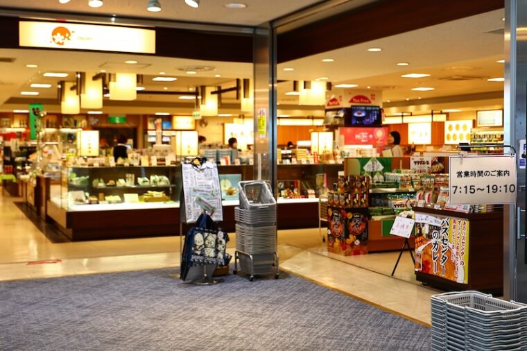 新潟空港2階にあるアカシア。連日、朝７時15分より営業中