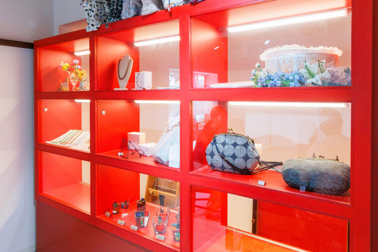 銀座の通りで見かけそうな真っ赤なショーケースが置かれている