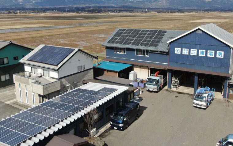 三浦電気の社屋。事務所の屋根の上に太陽光パネルを設置している