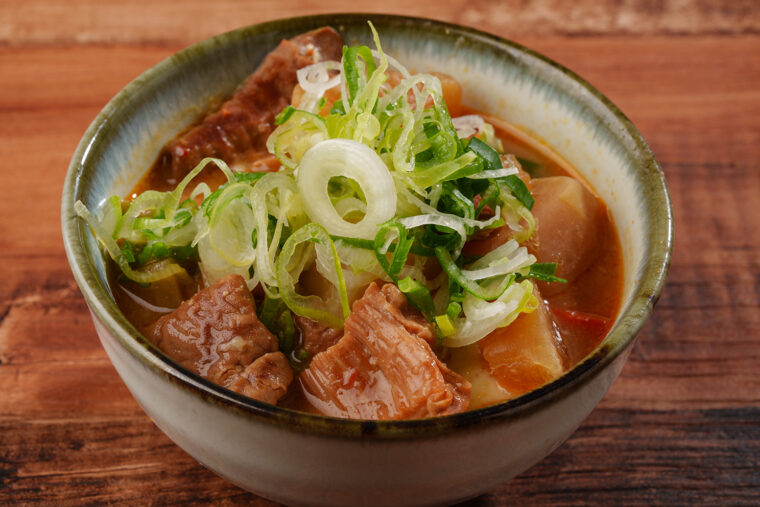 『赤たぬき伝統 もつ煮込み』（500円）