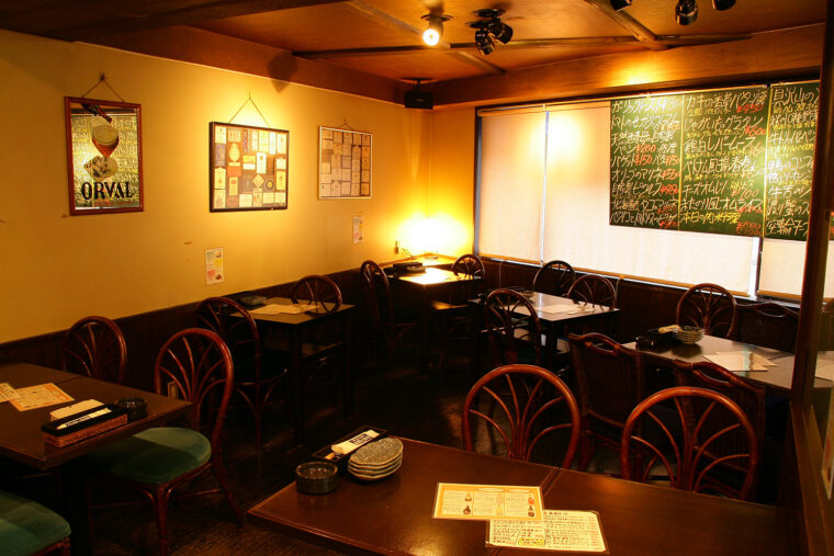 落ち着いて飲食できる空間。おすすめを手書きした黒板もこちらの名物!