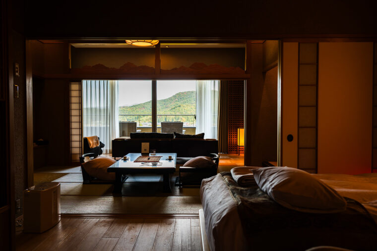 和と洋が融合した柘榴。シモンズ製のセミダブルベッドを導入