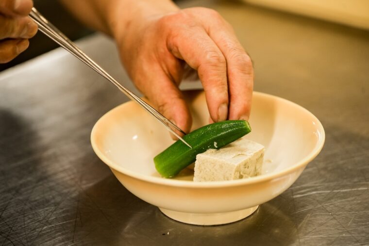 調理から盛り付けまで手際よく仕上げる料理長