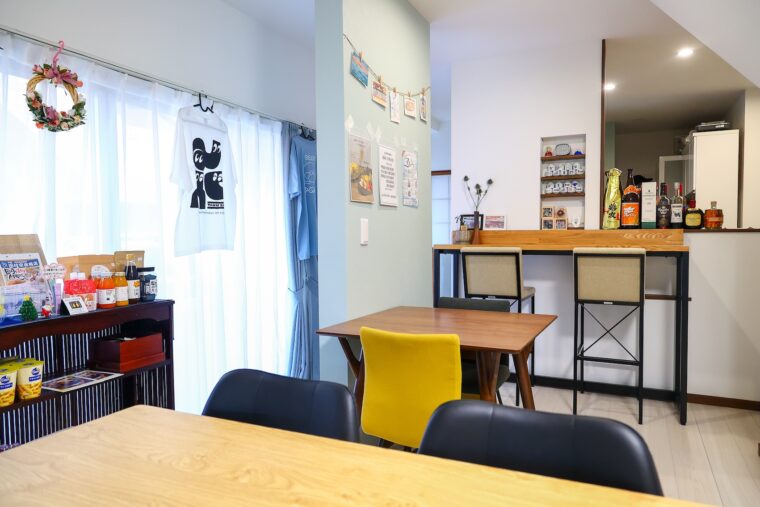 店内。テーブル席のほか和室もあります