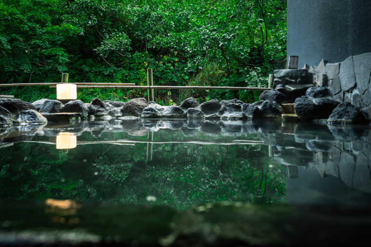 大浴場の露天風呂。近くを流れる川の音も心地よい