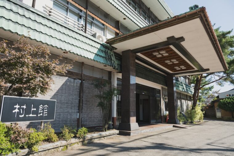 和の趣を感じられる佇まいが印象的な外観