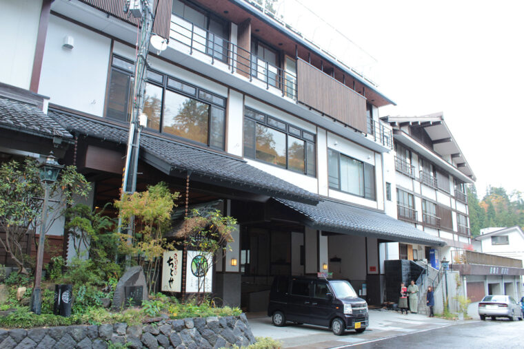 松之山の自然の恵みと薬湯を楽しむため、県内外から多くのお客が訪れるひなの宿ちとせ