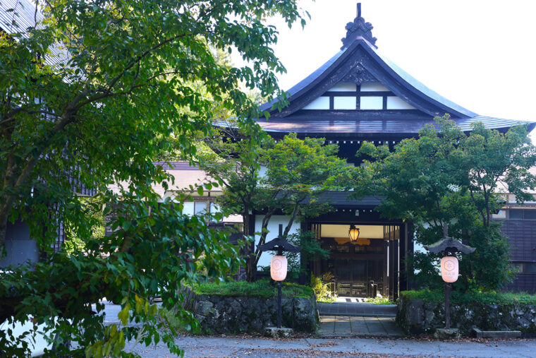 越後三山を望む高台にある一軒宿。重厚な門が訪れる人を出迎える