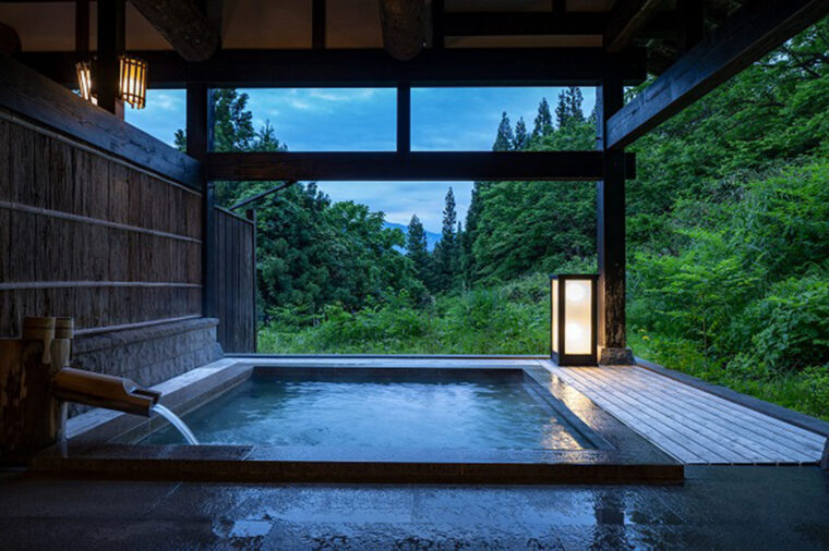 越後三山や巻機山を望む展望岩風呂は開放感抜群！