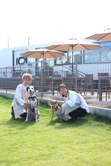 白石さん（左）と小島さん（右）。おふたりのかわいい愛犬と共にパシャリ！