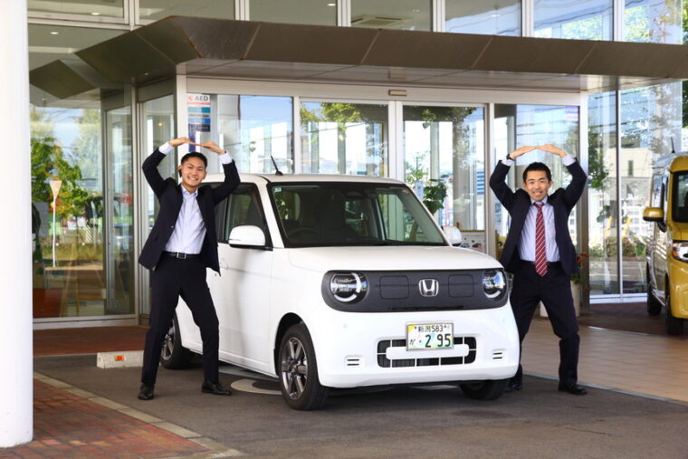 今年4月に入社したばかりのホンダカーズ新潟中央松崎店の岩城さん。「日々さまざまな世代のお客様と関わることができて、楽しいですし自分自身の成長も感じます」とのこと。爽やかな好青年でした