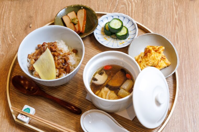 スープ、副菜3品が付く『魯肉飯』（1,750円）